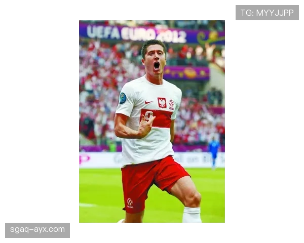 莱万多夫斯基头球技术解析：锋线制胜的空中利器